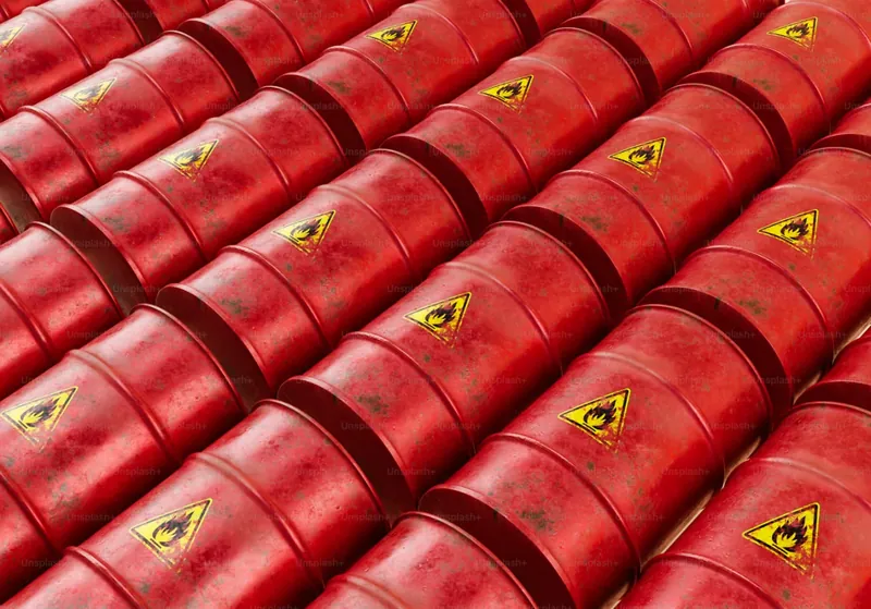 Tambores rojos con etiquetas de mercancía inflamable, tema de importar carga peligrosa IMO a Chile