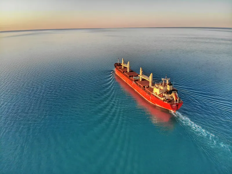 Buque de carga en tránsito por el océano, parte del plazo para importar de China a Chile