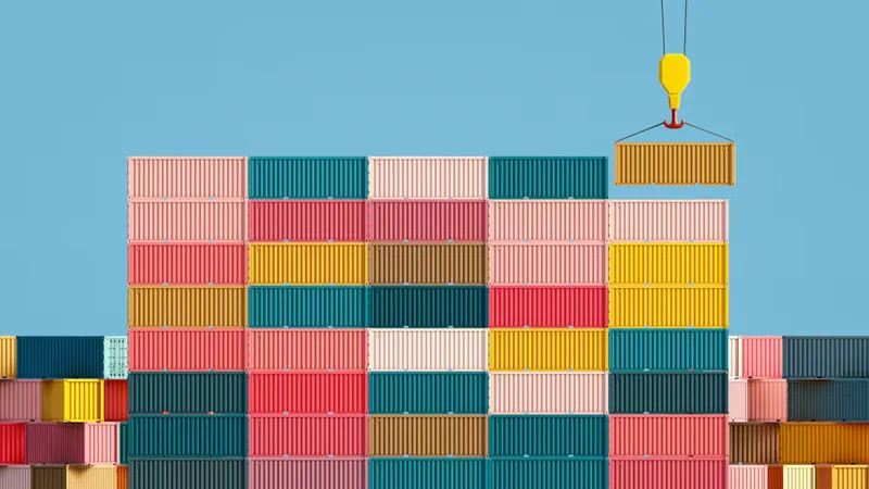 Contenedores esperando en un patio de puerto, donde corren el demurrage y el almacenaje