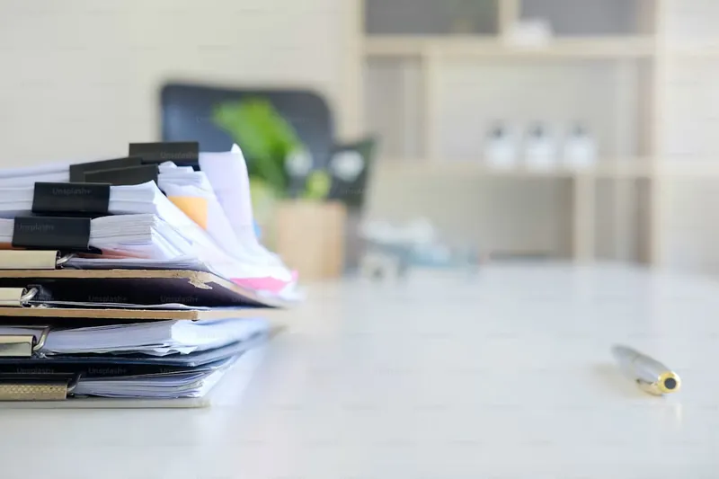 Carpeta con los documentos para importar a Chile: factura comercial, packing list y documento de transporte