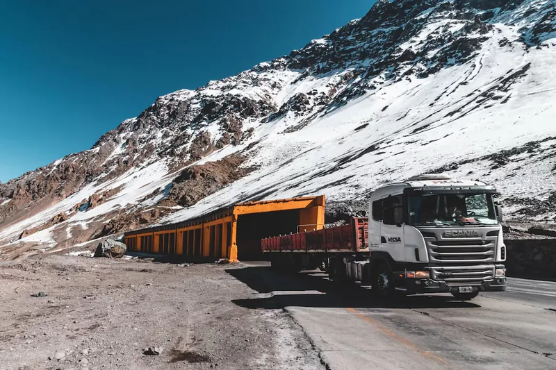 Camión de carga cruzando la cordillera de los Andes en una importación desde Argentina a Chile