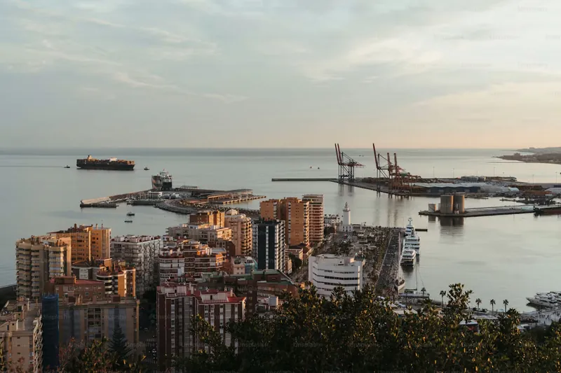 Vista aérea de un puerto y su ciudad costera, tema de importar desde Brasil a Chile en camión o barco
