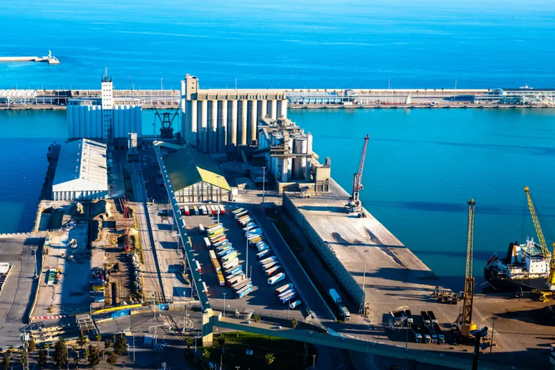 Contenedores en un puerto del Mediterráneo, punto de salida para importar desde España e Italia a Chile
