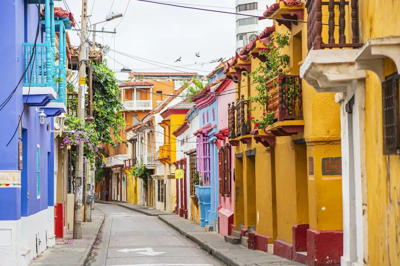 Calle con casas coloniales de colores, tema de importar desde Perú o Colombia a Chile