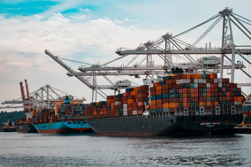 Puerto con contenedores para importación desde China